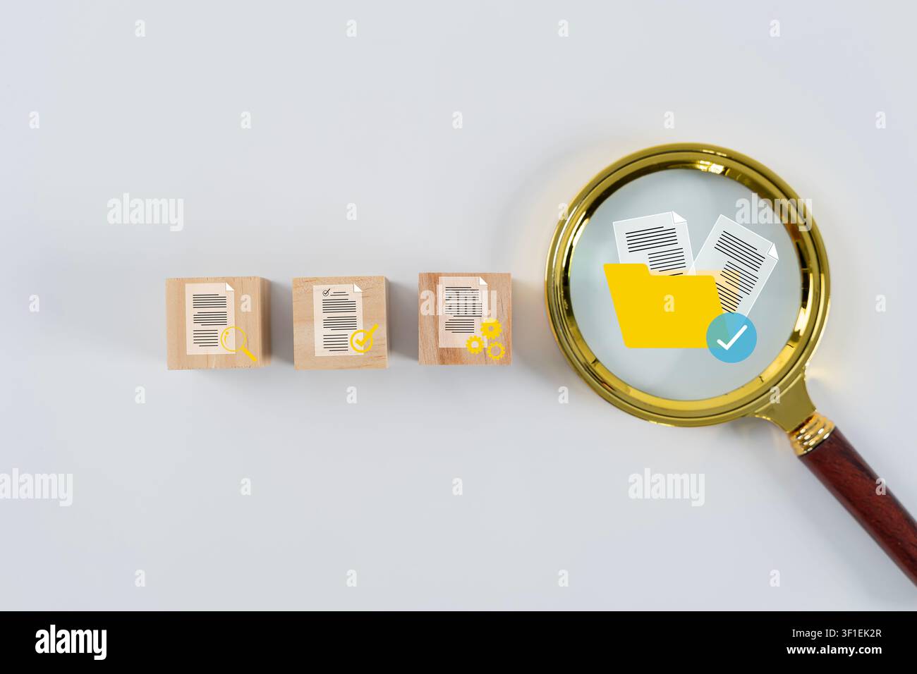 Eine Lupe fokussiert auf einen Ordner und Dokument-Symbole und präsentiert ein visuelles Konzept der Aktenprüfung, Datenerfassung, Überprüfung, Verifizierung, Compliance Stockfoto