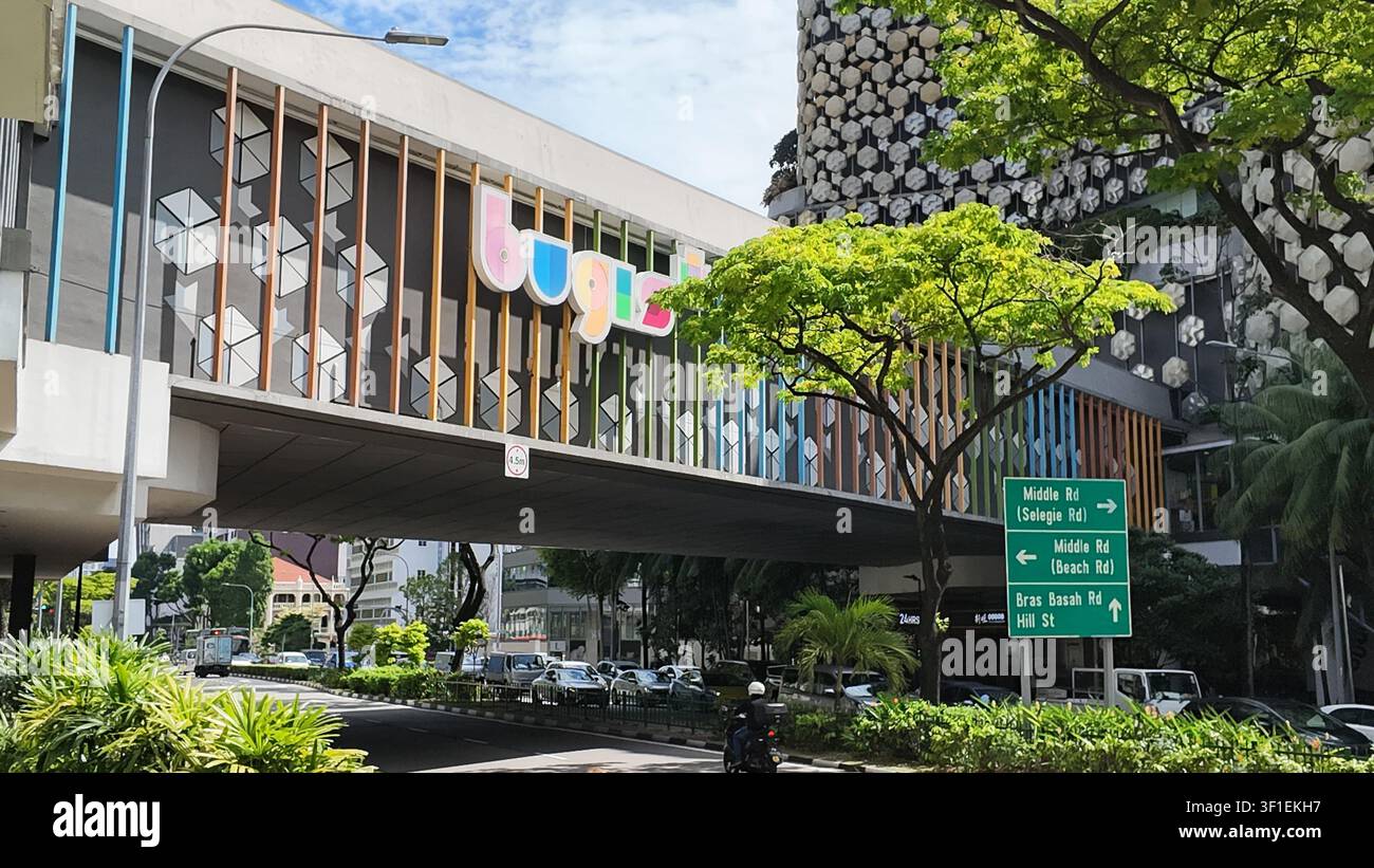 Singapore Bugis Junction 12. Juni 2026. Einkaufszentrums-Verbindungssteg in Singapur Stockfoto