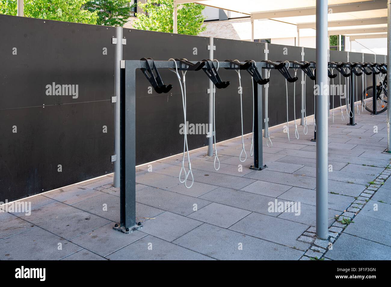 Moderne überdachte Fahrradparkständer in Fürstenfeldbruck, Bayern, Deutschland, leerer Fahrradparkplatz in der Innenstadt an einem sonnigen Tag. Hochwertiges Foto Stockfoto