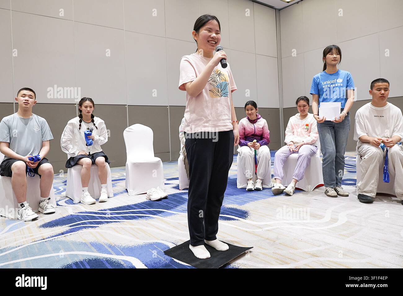 Peking, China. 12. Juli 2026. Ein Mädchen versucht, während eines Sommercamp-Events in Peking, der Hauptstadt Chinas, am 12. Juli 2026 auf eine Tauchmatte zu treten. UNICEF China lud am Sonntag die Weltmeisterschafts-Goldmedaillengewinnerin im Tauchen Chen Yuxi zu einem Sommercamp-Event hier ein, an dem Kinder mit Sehbehinderungen teilnahmen, um Kindern mit Behinderungen zu helfen, ihr Potenzial zu entdecken, und das öffentliche Bewusstsein für den Schutz ihrer Rechte zu schärfen. Credit: Zhang Yuwei/Xinhua/Alamy Live News Stockfoto