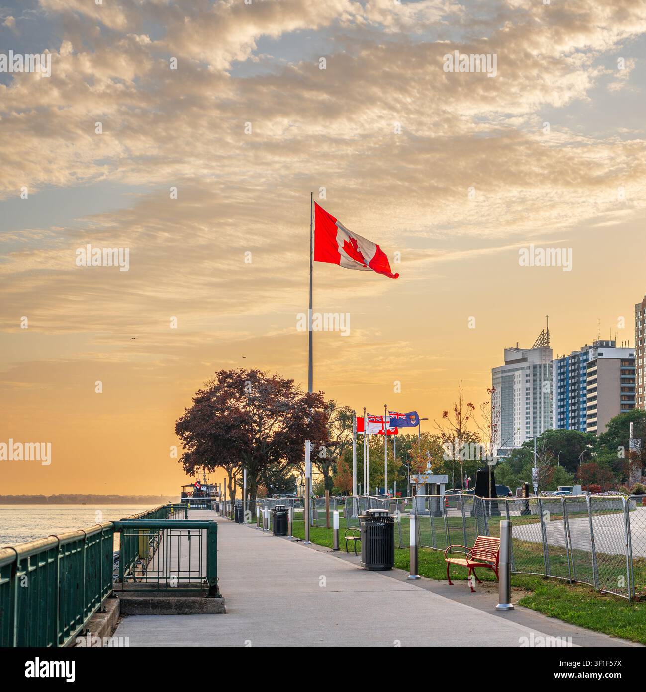 Skyline von Windsor, Ontario, Kanada am Detroit River bei Sonnenaufgang. Stockfoto