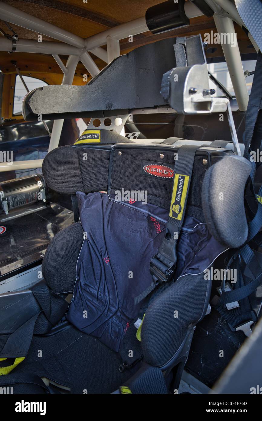 Eine Nahaufnahme eines maßgefertigten Rennsitzbefestigungssitzes und eines Rollkäfigs im Cockpit eines professionellen Rennwagens. Stockfoto