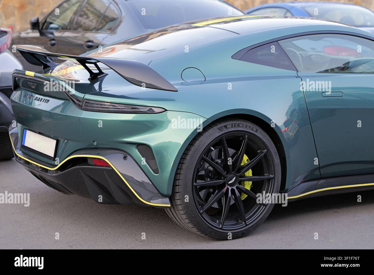 Aston Martin Vantage F1 Edition zeigt seine Heckdetails, einschließlich der Heckflügel, des Diffusors und der schwarzen Räder mit gelben Akzenten. Bulgarien, Warna, 7 ju Stockfoto