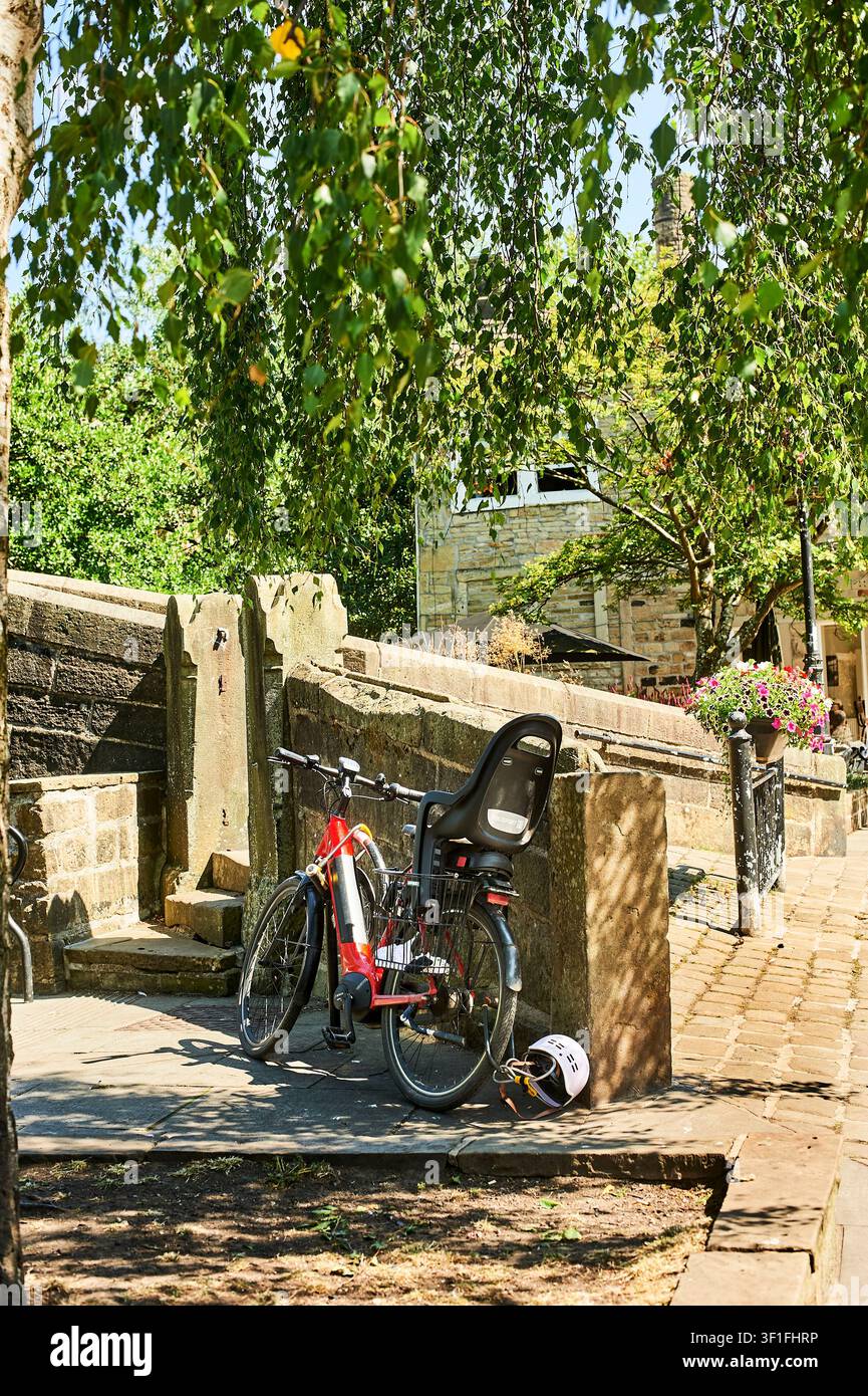 Fahrrad, das an der Packhorse Bridge in Hebden Bridge, UK, angeschlossen ist Stockfoto