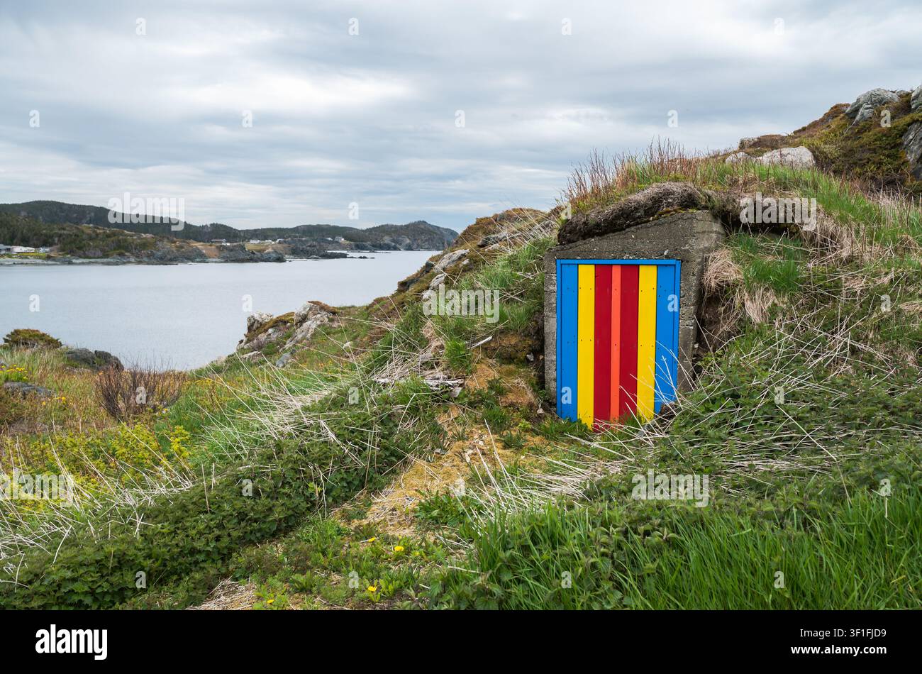 Bunte gestreifte Kellertür am Meer in Neufundland Stockfoto