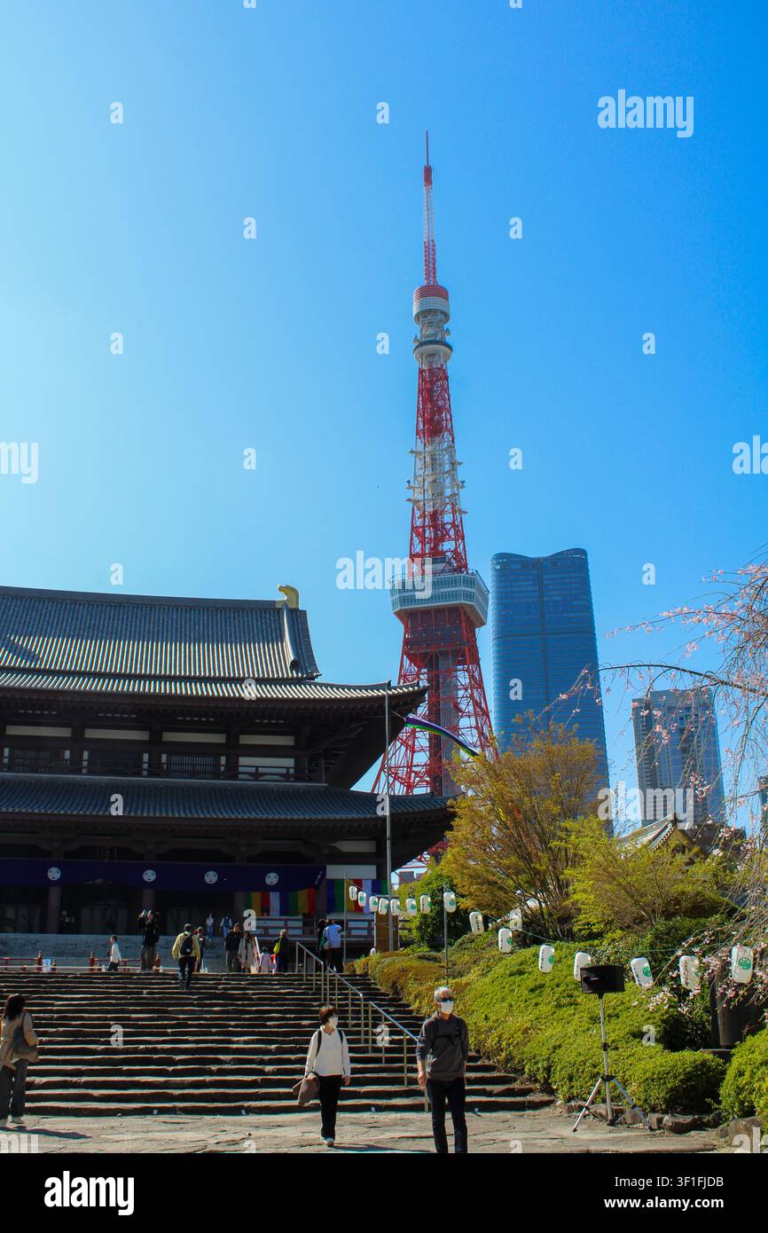 Traditioneller japanischer Tempel mit moderner Tokio-Skyline Stockfoto