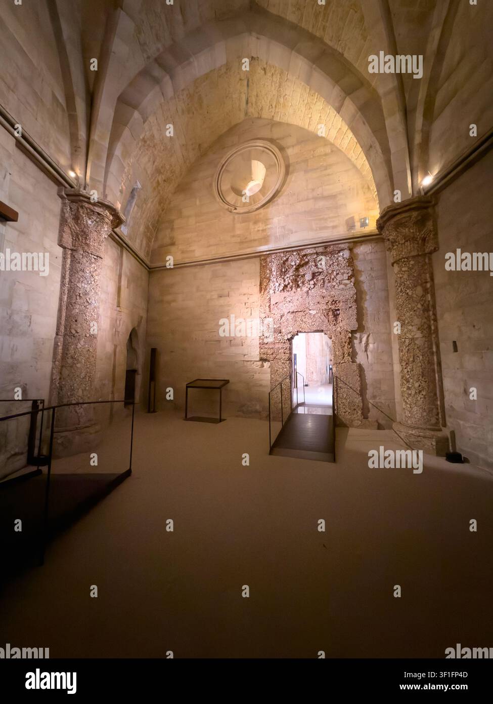 Mittelalterlicher Innenraum im Castel del Monte in Andria, Apulien, Italien, mit Rippengewölben, Säulen und einem freiliegenden Türsturz aus Korallenbreccie innerhalb der Limes Stockfoto