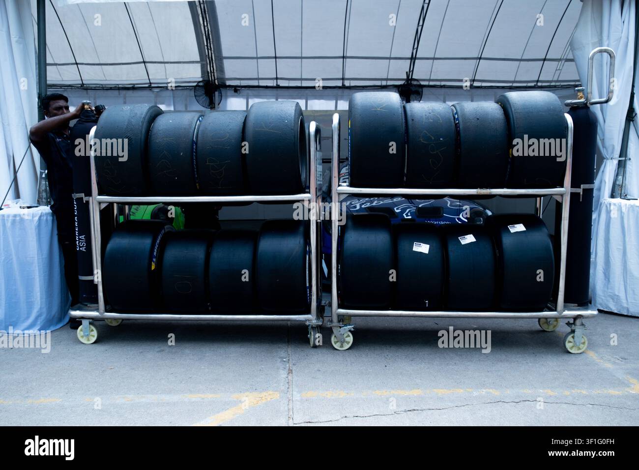 Stapel von Michelin-Rennschlauchreifen, die in der Garage des Porsche Carrera Cup Asia-Teams während des Thailand Super Series Bangsaen Grand Prix vorbereitet sind Stockfoto