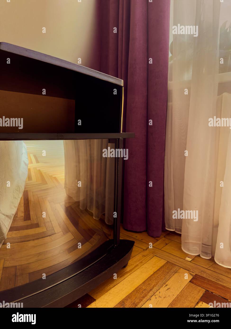 Moderner dunkler TV-Ständer in einem gemütlichen Wohnzimmer Stockfoto