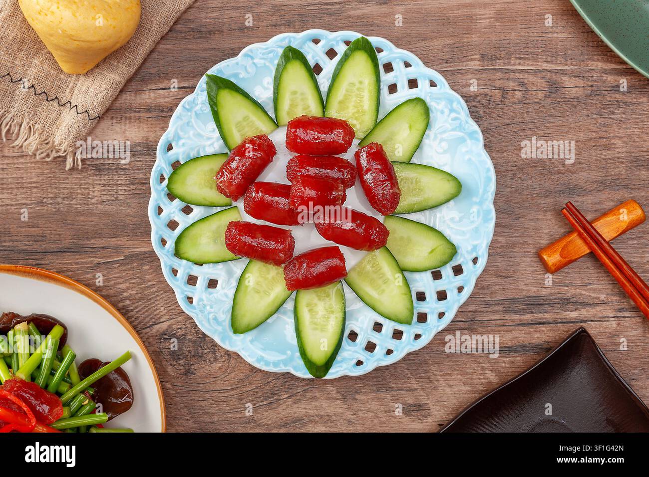 Gedämpfte chinesische Wurst mit Premium-Camellia-Öl Traditionelle kantonesische Aromen Stockfoto