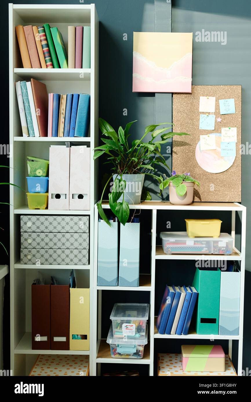 Organisierte Heimbüro-Regale zur Unterstützung der Telearbeit Stockfoto
