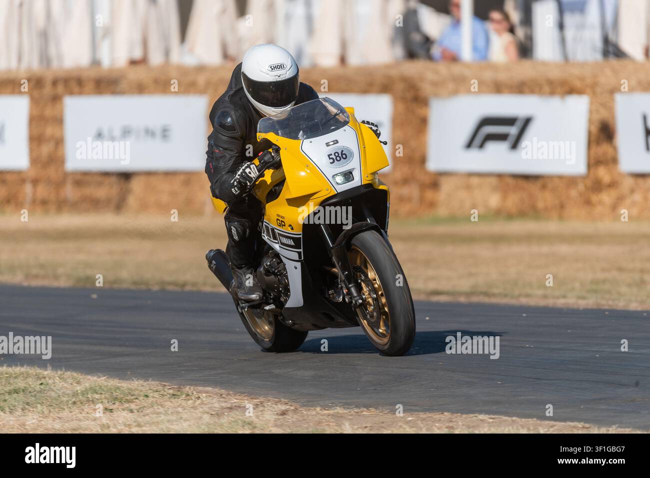 Yamaha XSR900 GP Motorrad fährt die Hügelaufbahn beim Goodwood Festival of Speed 2026 hinauf. Stockfoto