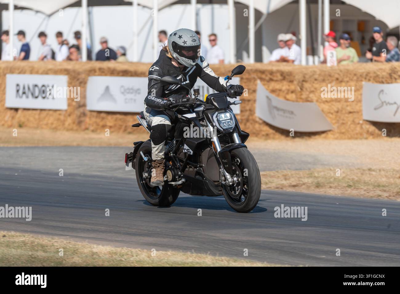 Zero Motorcycles SR/F-Motorrad fährt die Bergaufbahn beim Goodwood Festival of Speed 2026 hinauf. Stockfoto