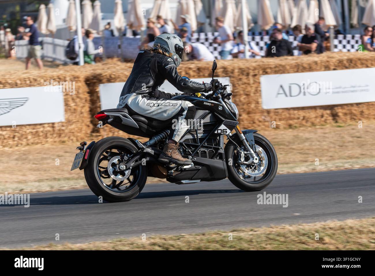 Zero Motorcycles SR/F-Motorrad fährt die Bergaufbahn beim Goodwood Festival of Speed 2026 hinauf. Stockfoto