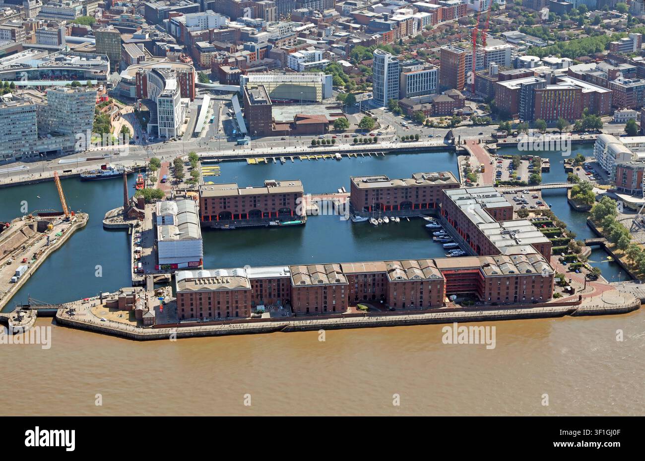 Luftbild des Royal Albert Dock an der Liverpooler Uferpromenade entlang der Ufer des Flusses Mersey Stockfoto