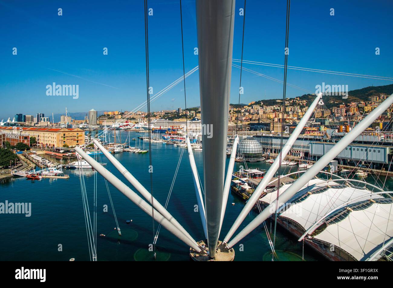 Das Bigo im Porto Antico von Genua, Renzo Pianos ikonische Stahlkonstruktion, die über dem Ufer aufragt, mit ihren kranähnlichen Armen, die das maritime Erbe des Hafens und die moderne Umgestaltung des alten Hafens widerspiegeln – Blick auf das Porto Antico von Genua vom Bigo aus Stockfoto