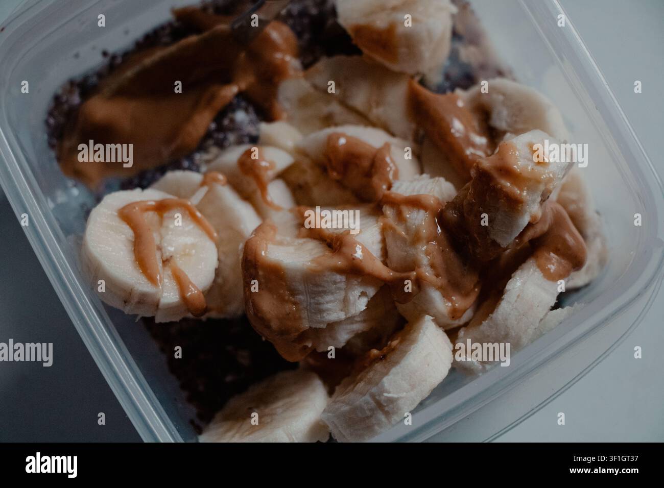 Nahaufnahme von Overnight Oats, in Scheiben geschnittenen Bananen mit Erdnussbutter Stockfoto