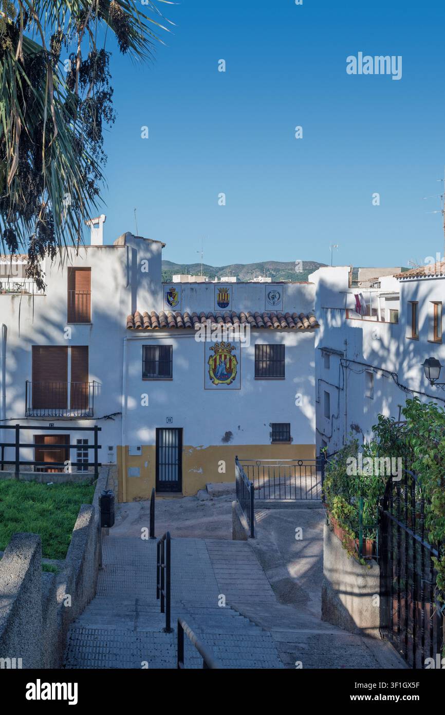 Ein traditionelles weißes Gebäude mit heraldischen Wappen in der historischen Stadt Onda, Castellón, Castello, Spanien, UE, mit Treppen und einem klaren blauen Himmel. Stockfoto