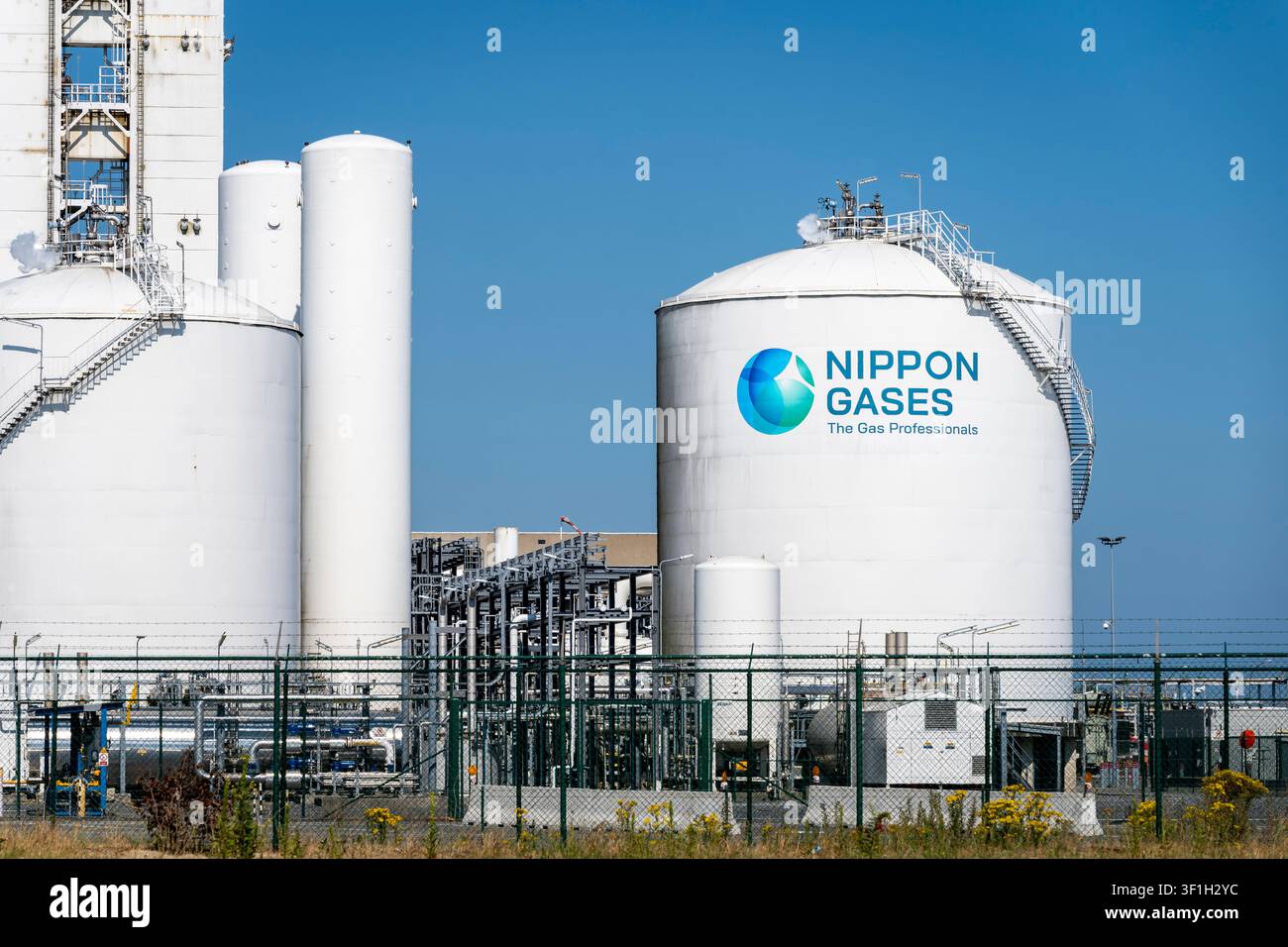 Antwerpen, Belgien, 12. Juli 2026: Nippon Gases Industriegasanlagen zur Gasproduktion und -lagerung im Hafen von Antwerpen, Belgien Stockfoto