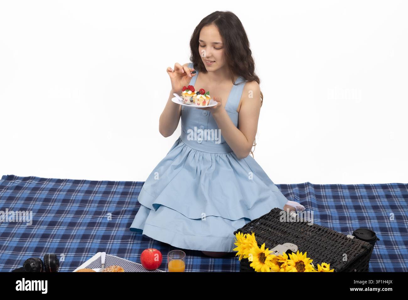 Junge Frau isst traditionelle japanische Sushi-Rollen mit Stäbchen Stockfoto