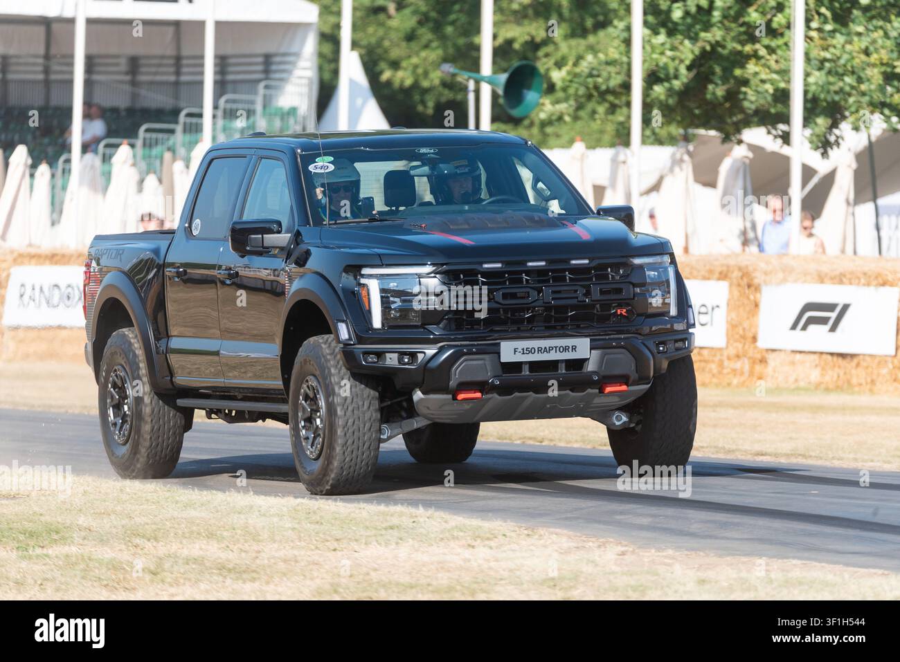 Ford F-150 Raptor R Auto, das die Hügelstrecke beim Goodwood Festival of Speed 2026 hinauffährt. Hochleistungs-Geländewagen Stockfoto