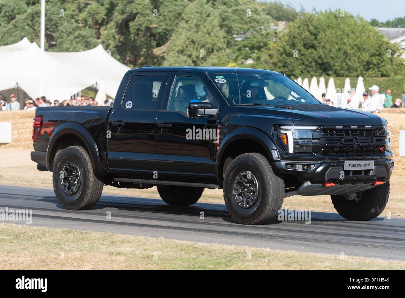 Ford F-150 Raptor R Auto, das die Hügelstrecke beim Goodwood Festival of Speed 2026 hinauffährt. Hochleistungs-Geländewagen Stockfoto