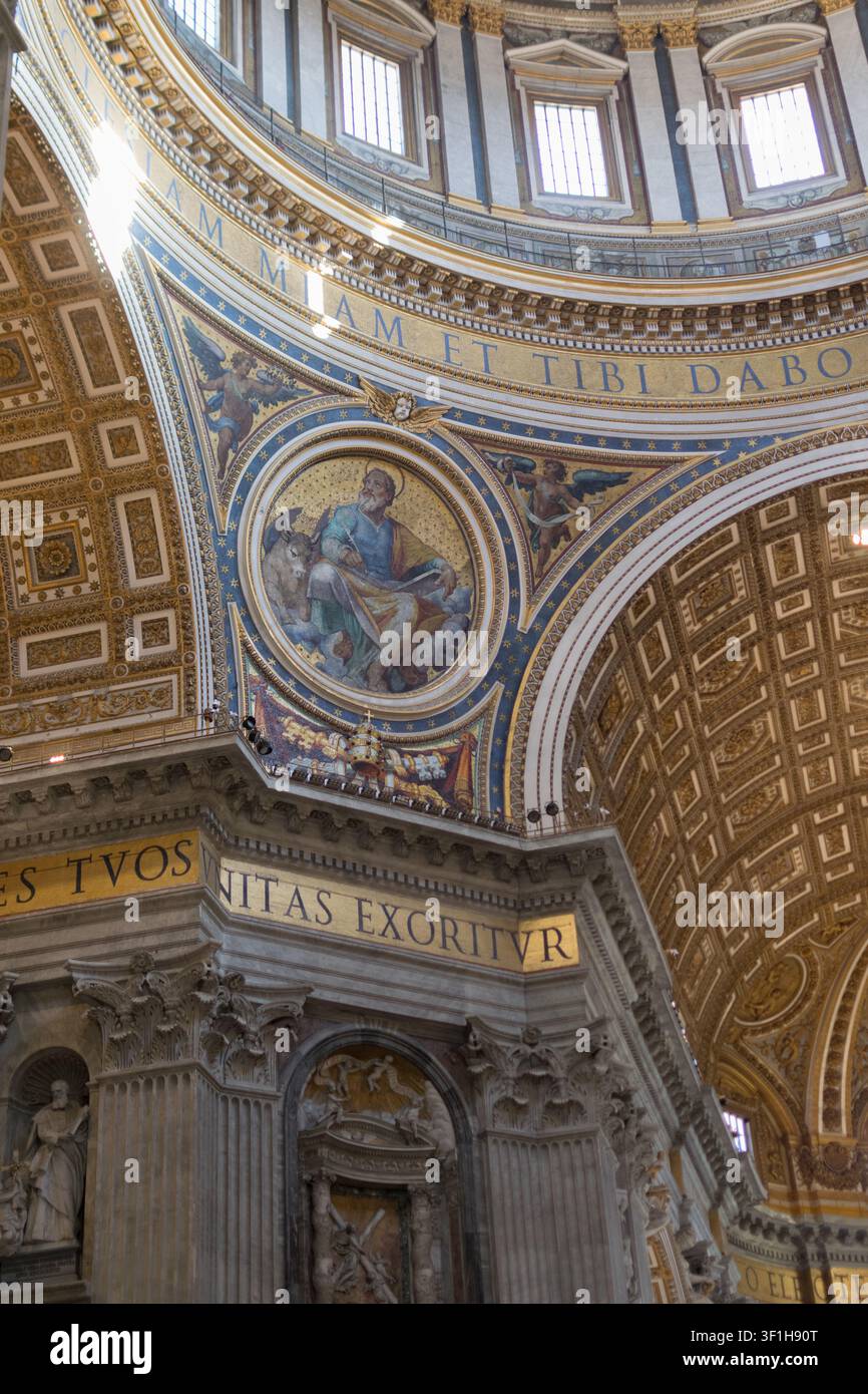 Rom, Italien - 2. September 2023. Niedrige Blickwinkelansicht eines Mosaikmedaillons des Evangelisten Lukas auf einem Pendentif unter der Hauptkuppel des Petersdoms Stockfoto