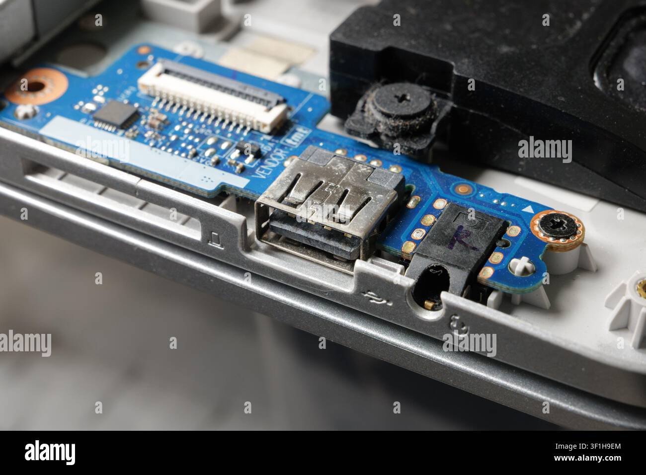 USB-Anschluss eines Notebooks. Nahaufnahme einer kleinen Platine mit Anschluss für Geräte und Speichermedien. Wartung und Reparatur eines Verbraucher-Computergeräts. Stockfoto