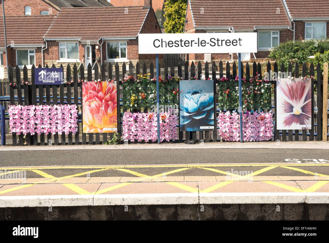 Kunstwerk, das auf dem Bahnsteig des Bahnhofs Chester-le-Street im Nordosten Englands zu sehen ist, IK Stockfoto