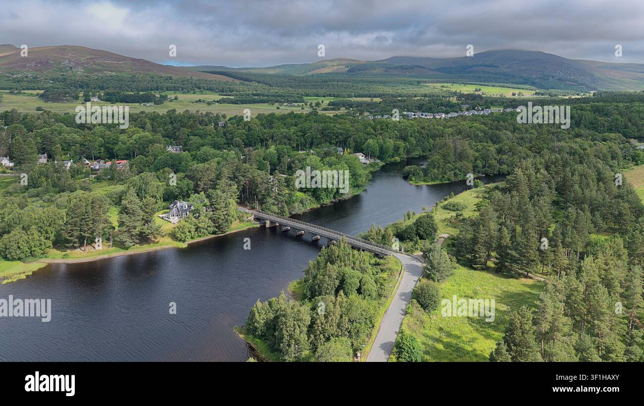 Loch Insh Kincraig Schottland die Straßenbrücke über den River Spey an einem frühen Sommermorgen Stockfoto