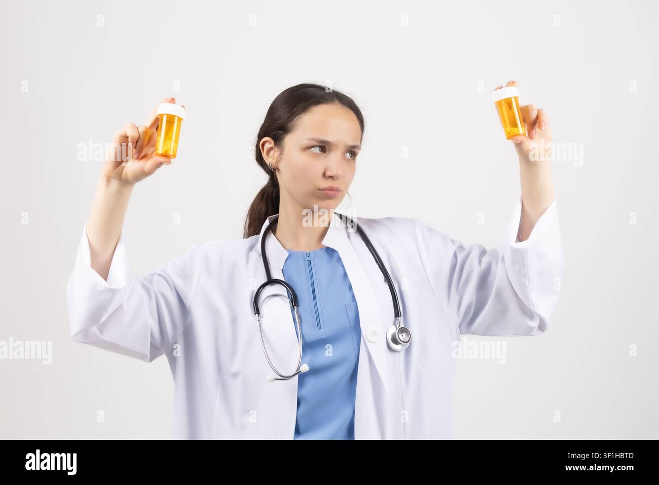 Professionelle Ärztin hält kleine Flaschen mit Medikamenten Stockfoto