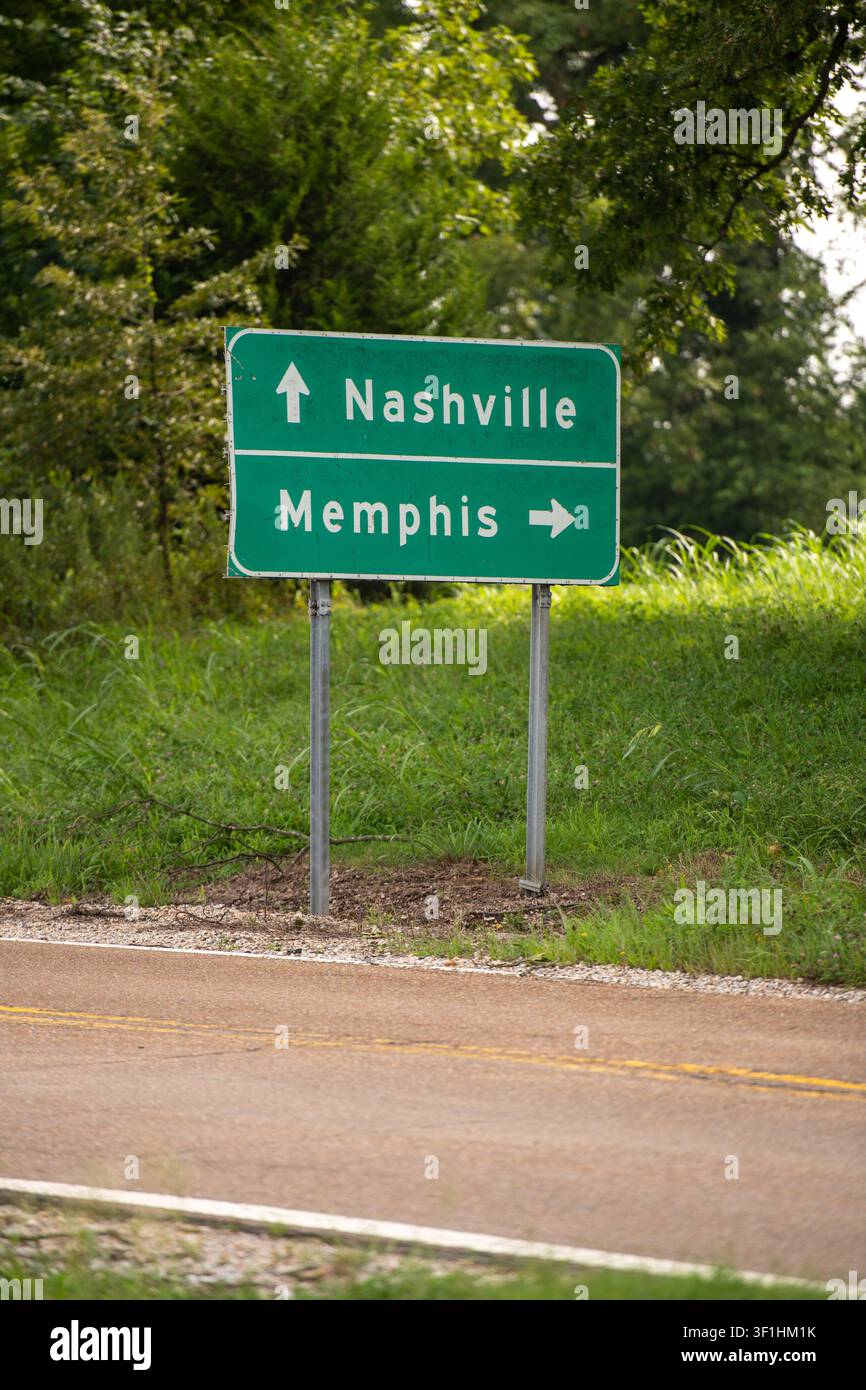 Autobahn-Direktionsschild zeigt nach Nashville und Memphis in Tennessee, USA. Stockfoto