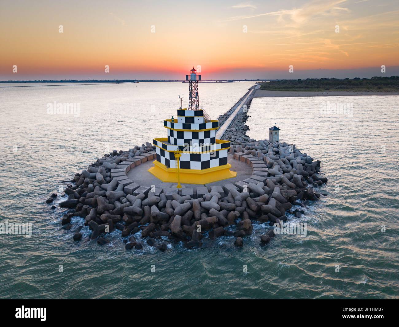 Leuchtturm von Punta Sabbioni bei Sonnenuntergang an der Adriaküste in Italien Stockfoto