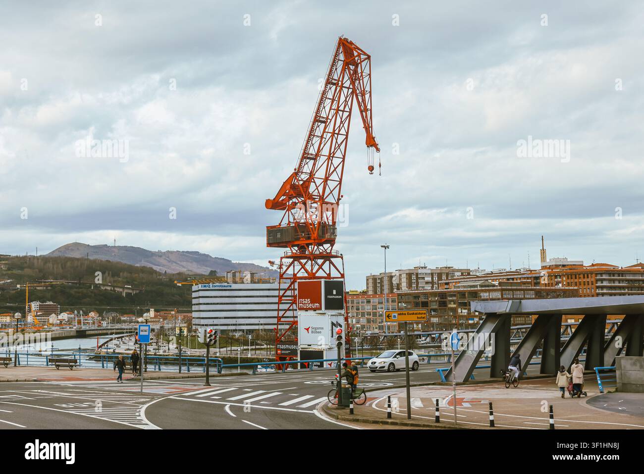 Carola Crane, gebaut 1957, erhalten im Itsasmuseum am ehemaligen Euskalduna-Werftufer in Bilbao. Stockfoto