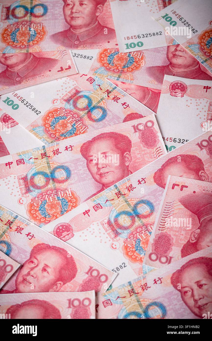 Nahaufnahme von chinesischen Hundert-Yuan-Banknoten, die als Geldhintergrund angeordnet sind und die chinesische Wirtschaft, Finanzen, Währungsumtausch, Internati darstellen Stockfoto