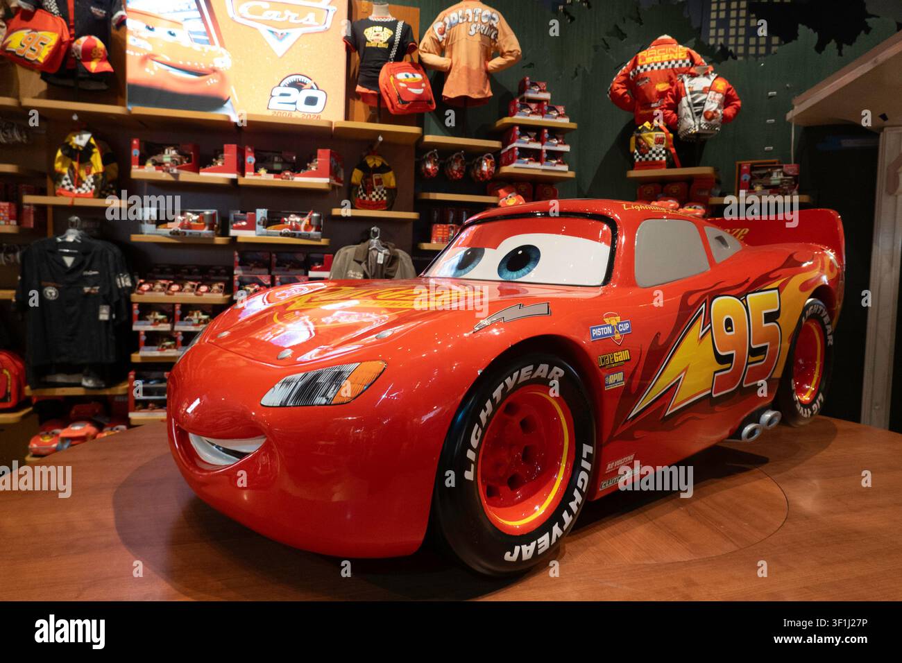 Der Disney Store am Times Square bietet offizielle Charakter-Spielzeuge, Kleidung und Sammlerstücke, New York City, USA  2026 Stockfoto