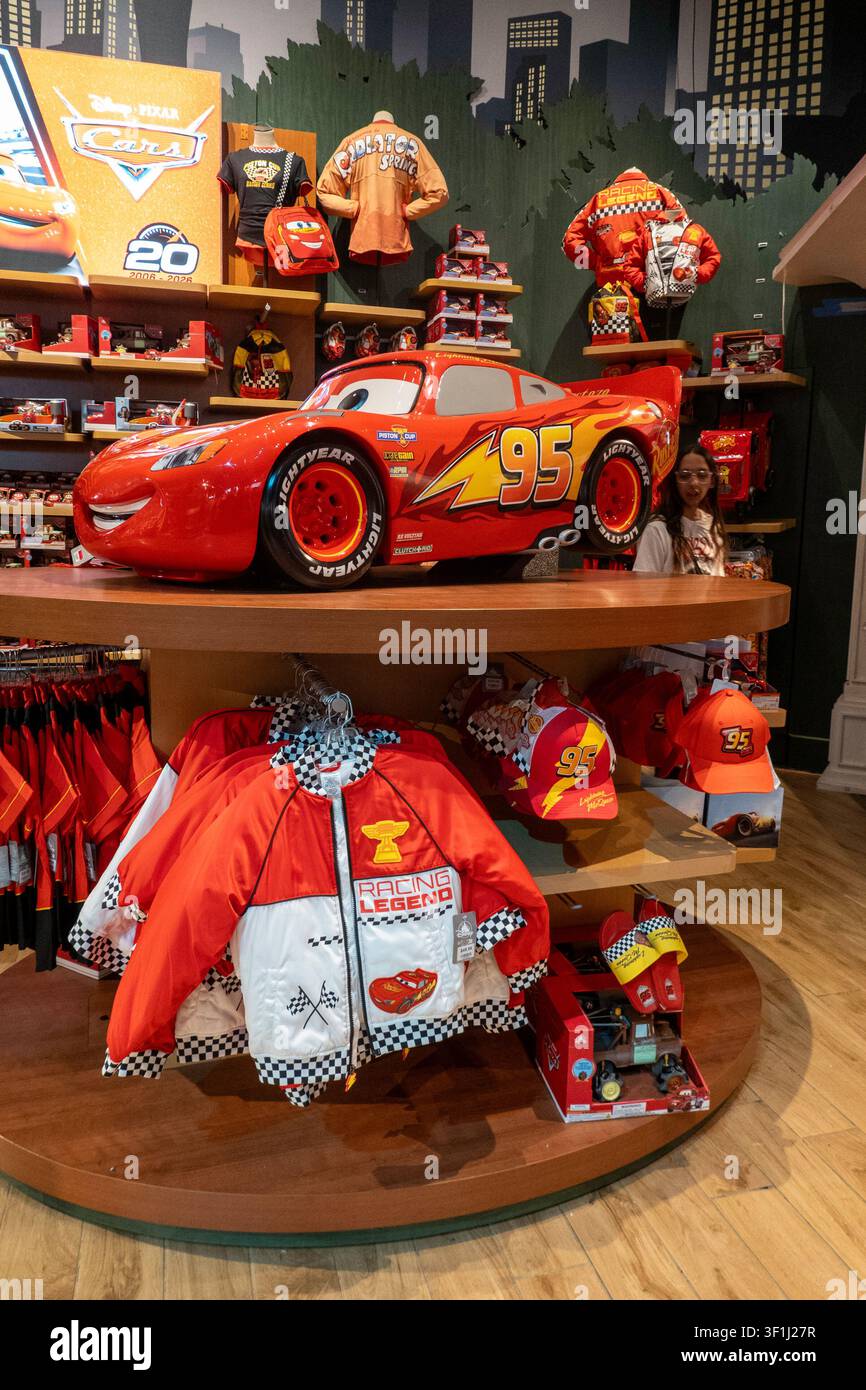 Der Disney Store am Times Square bietet offizielle Charakter-Spielzeuge, Kleidung und Sammlerstücke, New York City, USA  2026 Stockfoto