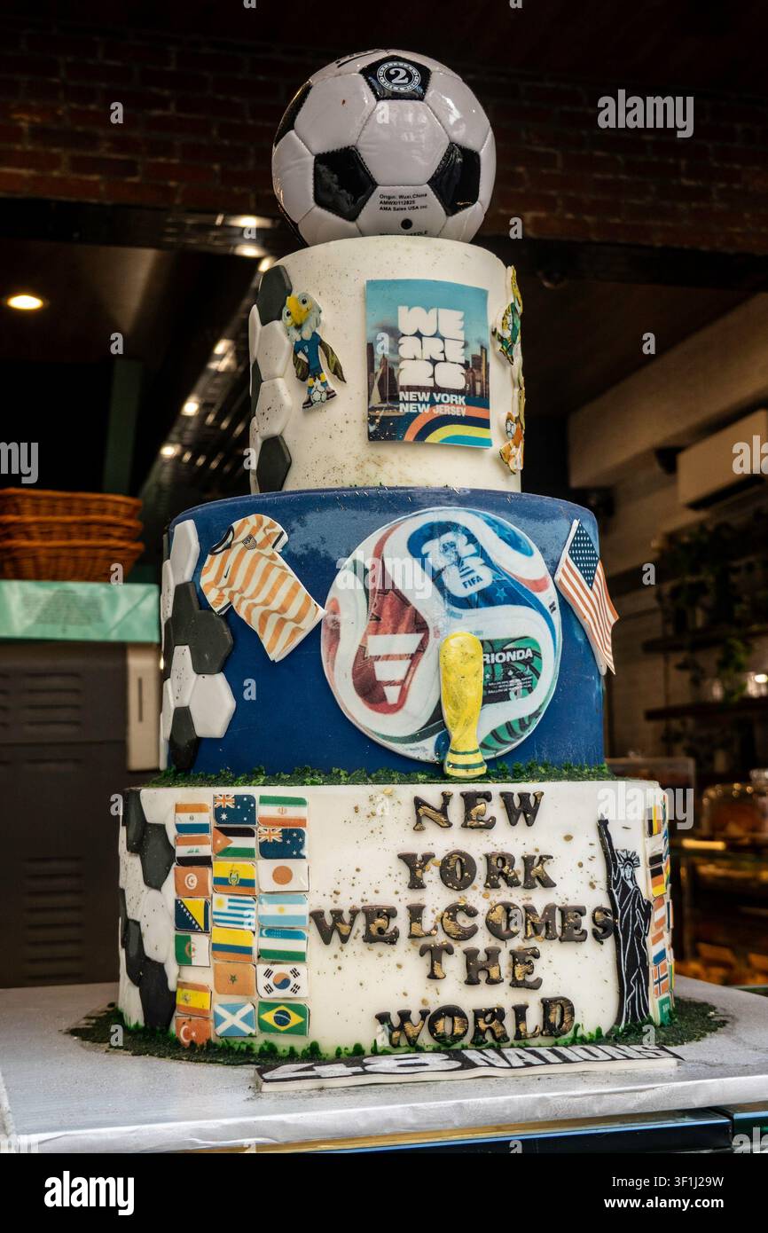 Nahaufnahme von Weltmeisterschaft-2026-Themenkuchen in einem Bäckereifenster, Midtown, Manhattan, NYC, USA Stockfoto