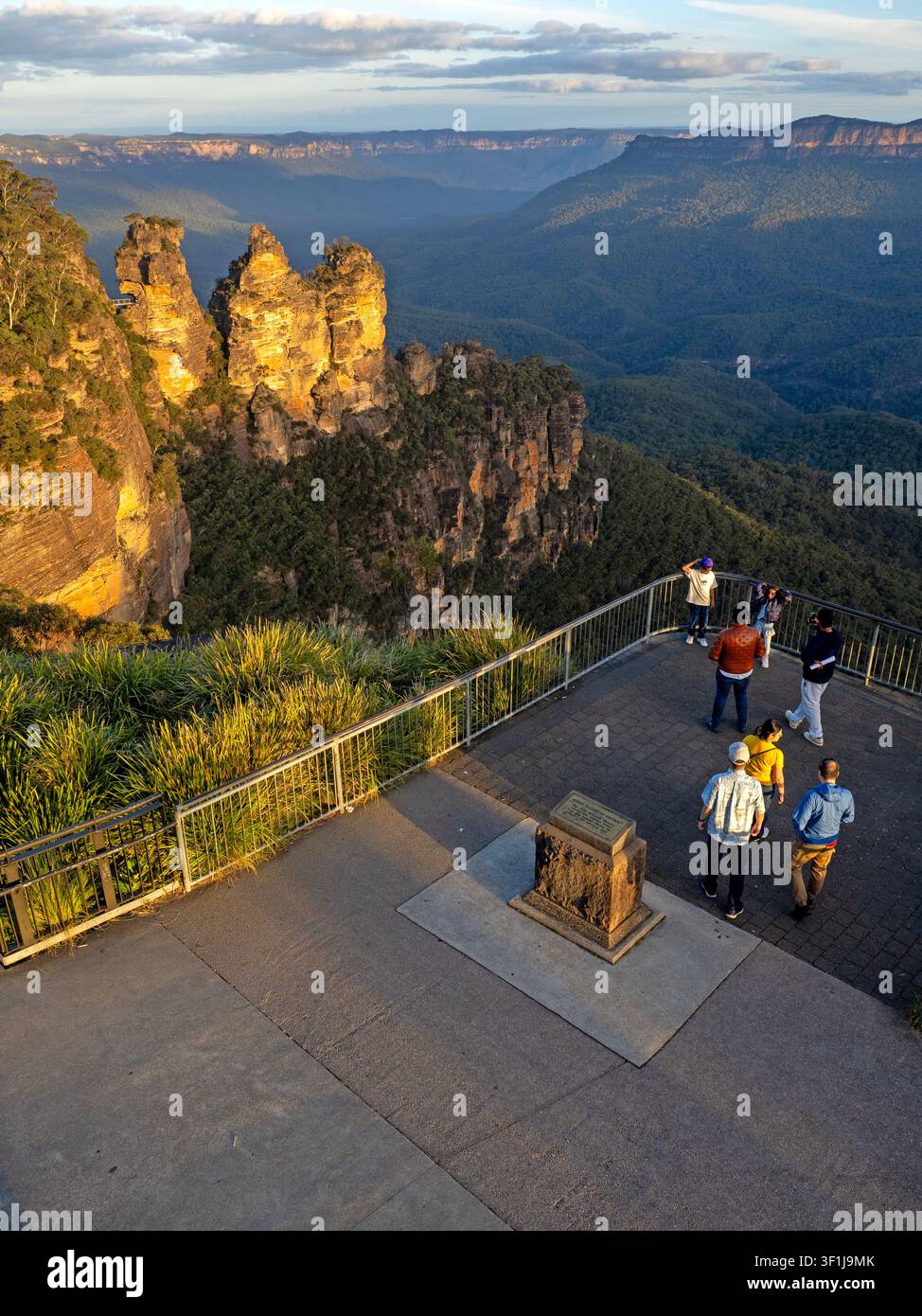 Aussicht von Echo Point mit Blick auf die Three Sisters in Katoomba Stockfoto