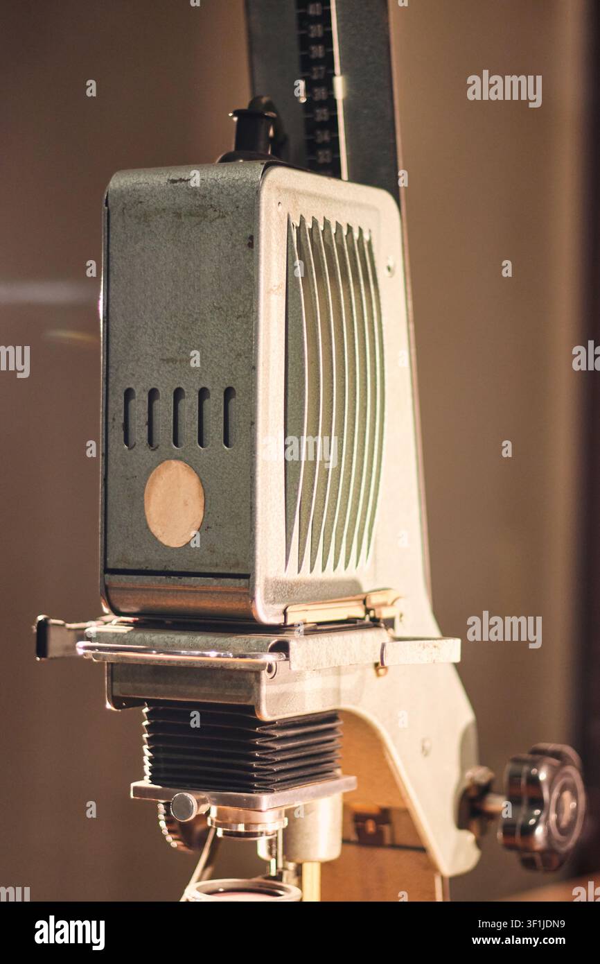 Ansicht einer antiken Film-Schneidepresse, öffentlich ausgestellt, in gutem Zustand und von oben beleuchtet. Analogfotografie, Vintage, Retro, Objekte. Stockfoto