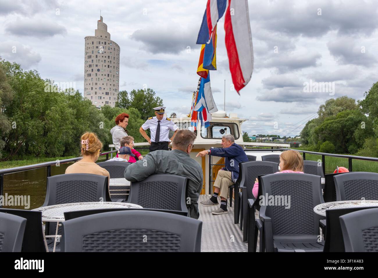 Auf einer Flusskreuzfahrt in Tartu, Estland Stockfoto