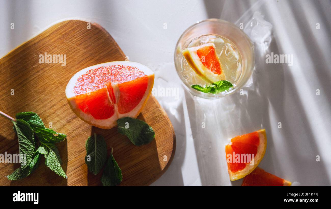 Oberansicht Zitronensaftgetränk mit Grapefruitscheiben, Minze und Premium-Sommerlicht Stockfoto
