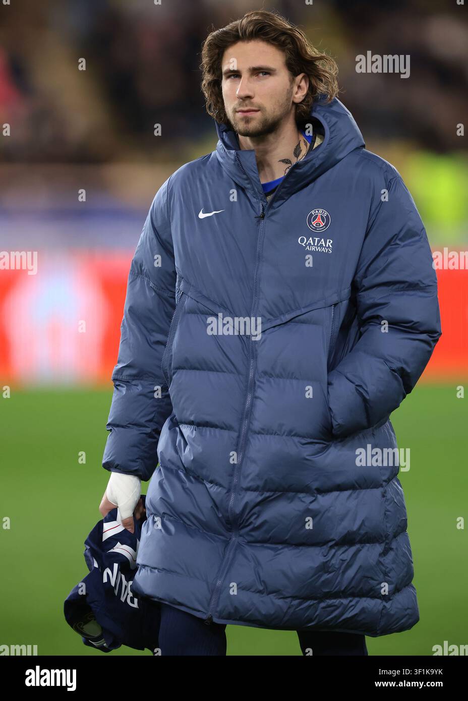 Illia Zabarnyi von PSG macht sich vor dem Spiel auf den Weg zur Bank. Stockfoto