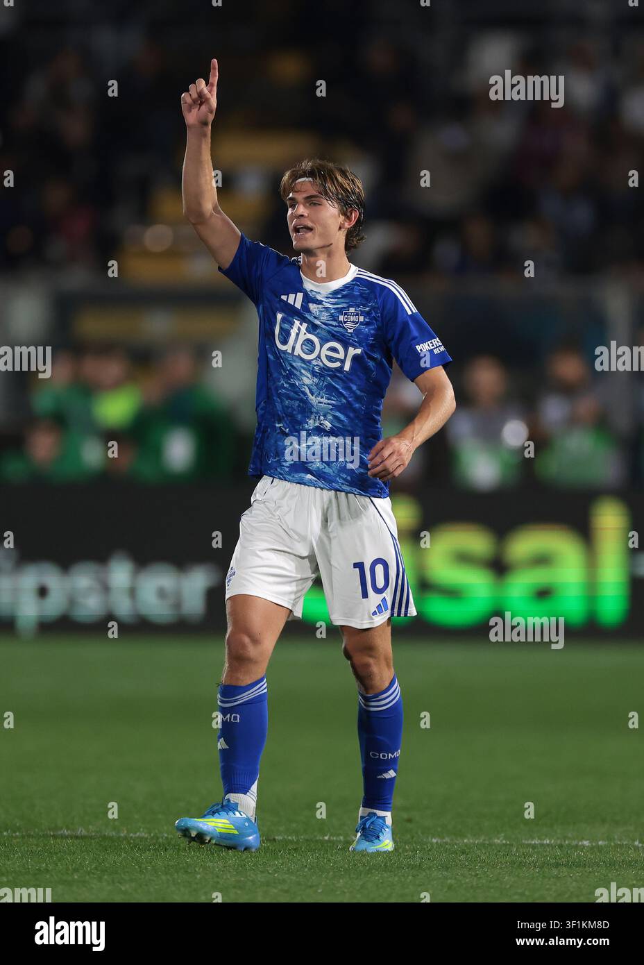 Nico Paz von Como 1907 würdigt Jean Jules Michel Butez, nachdem der Torwart den Assist für den Argentinier geliefert hat, um seinem Team einen 2-Punkte-Vorsprung zu verschaffen Stockfoto