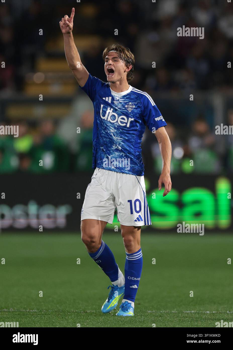 Nico Paz von Como 1907 würdigt Jean Jules Michel Butez, nachdem der Torwart den Assist für den Argentinier geliefert hat, um seinem Team einen 2-Punkte-Vorsprung zu verschaffen Stockfoto