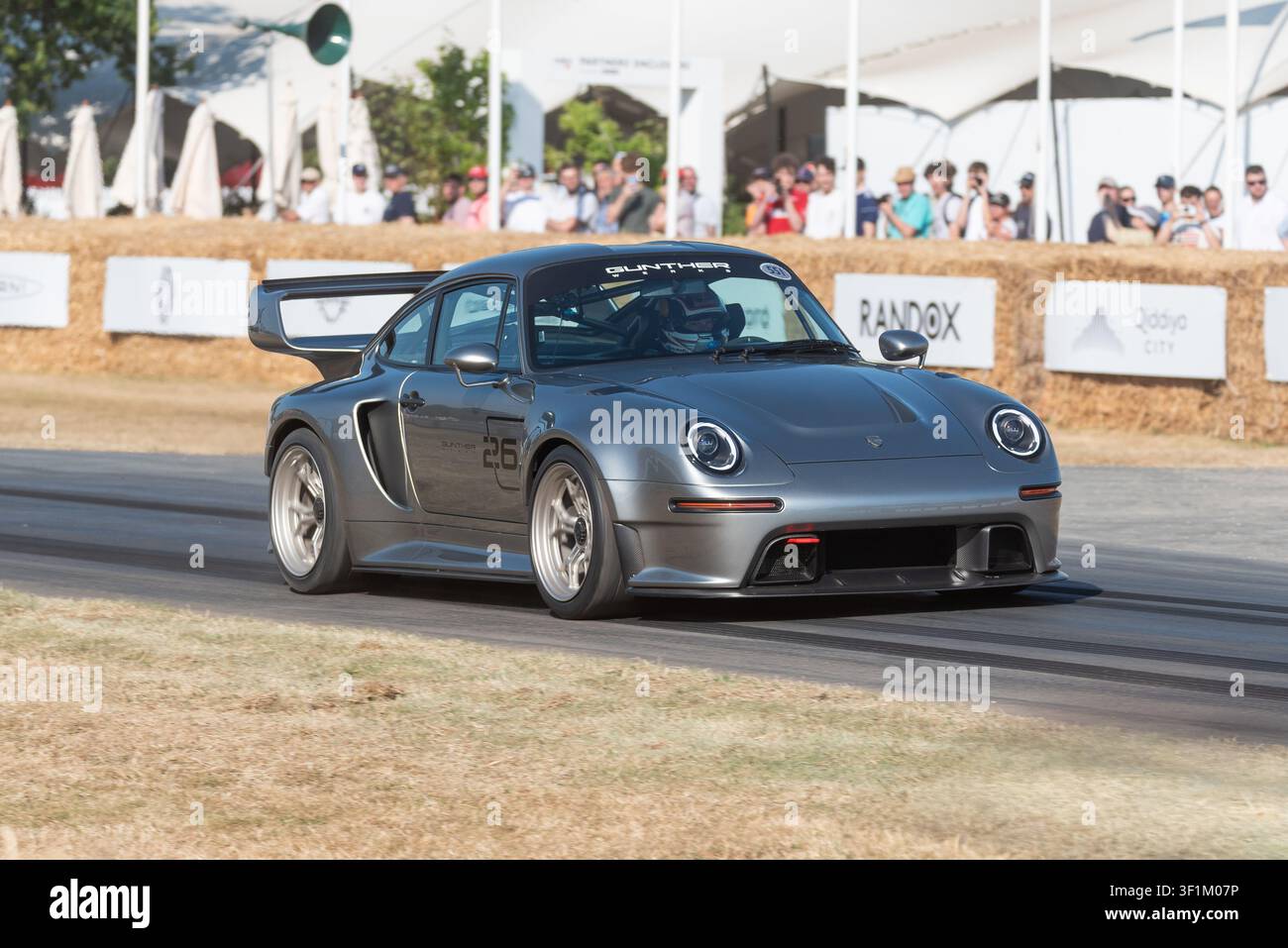 Gunther Werks F-26-Auto fährt die Hügelauftriebsstrecke beim Goodwood Festival of Speed 2026 hinauf. Basierend auf Porsche 993, Porsche 911 Stockfoto
