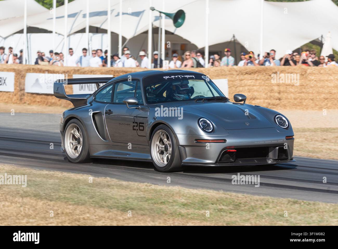 Gunther Werks F-26-Auto fährt die Hügelauftriebsstrecke beim Goodwood Festival of Speed 2026 hinauf. Basierend auf Porsche 993, Porsche 911 Stockfoto