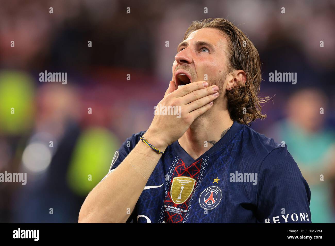 Illia Zabarnyi von PSG reagiert, nachdem Gabriel von Arsenal FC den entscheidenden Elfmeter im Elfmeterschießen verfehlt hat. Stockfoto
