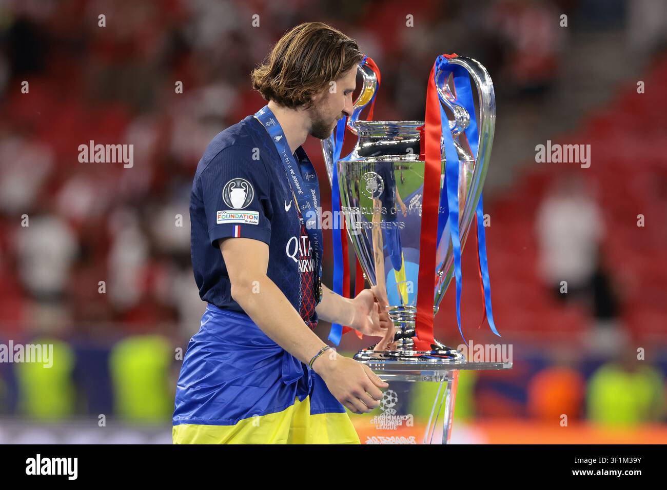 Illia Zabarnyi von PSG reagiert mit dem Pokal nach dem Sieg im Elfmeterschießen im Spiel. Stockfoto