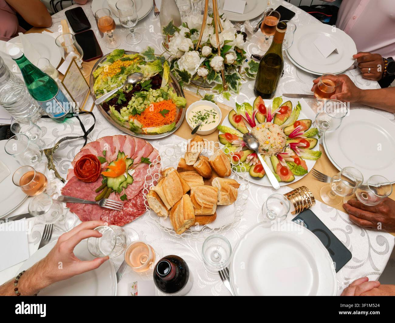 Ansicht von oben auf den Hochzeitstisch mit kaltem Buffet, Salaten, Wurstwaren und Brot Stockfoto
